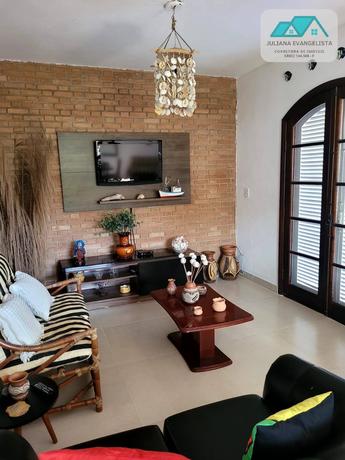 Casa à venda com 3 quartos, 218m² - Foto 1